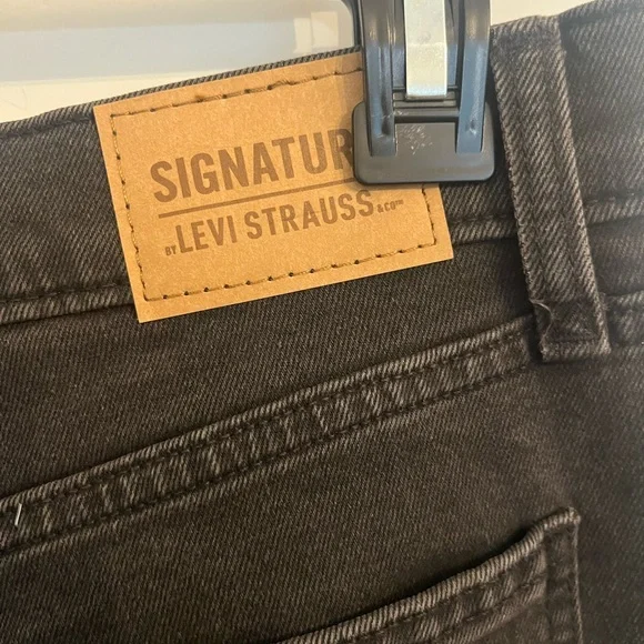 Levi's Women's High Rise Black Jeans - Picture 6 of 8